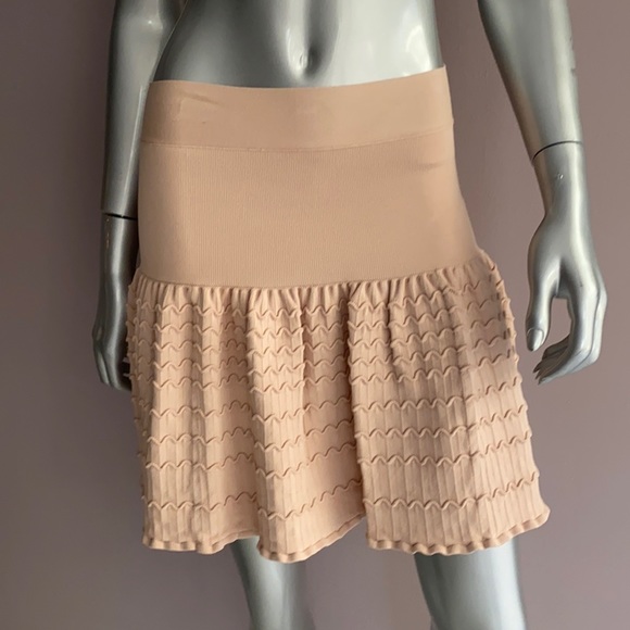 BCBG nude skirt with ruffle in bandage knit - Picture 1 of 3